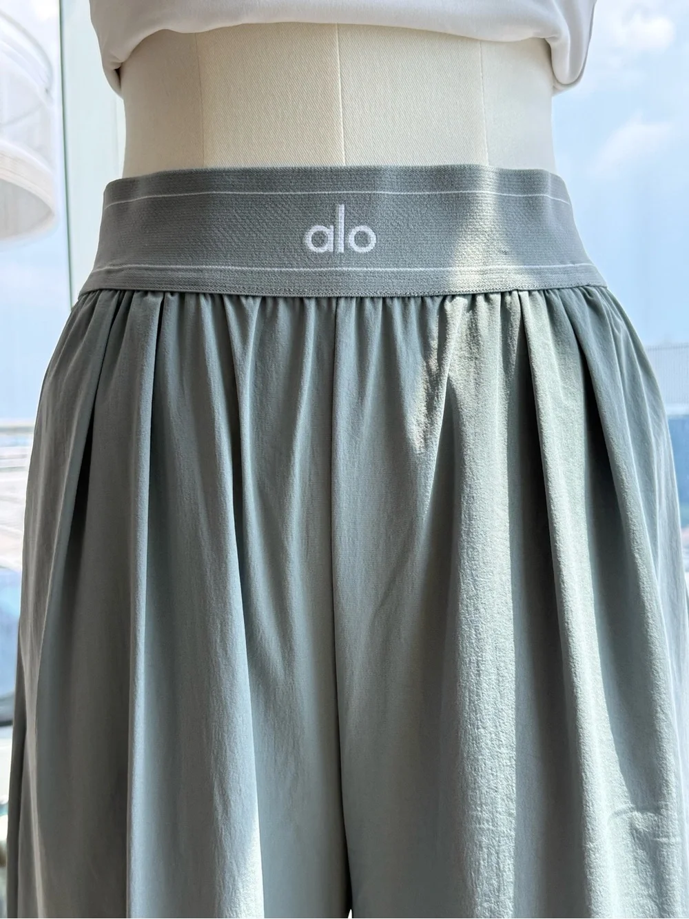 Alo Yoga Suit Up Trouser Wide Leg Pleated Pants Sage Sz M